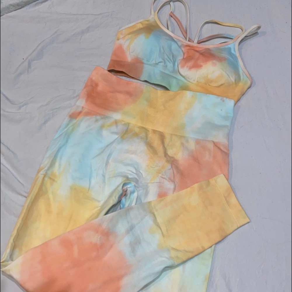Tie Dye workout set 

Size: L - runs small